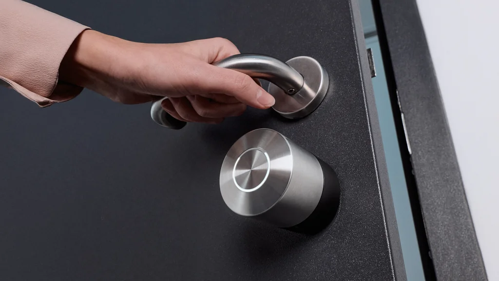 Serrure connectée Nuki Smart Lock Pro installée sur la face intérieure d’une porte